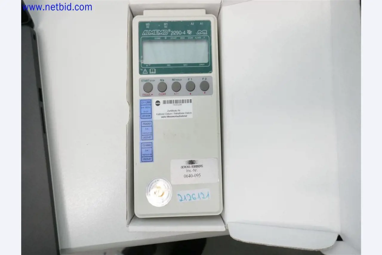 Gepflegte und umfangreiche Laborausstattung -1