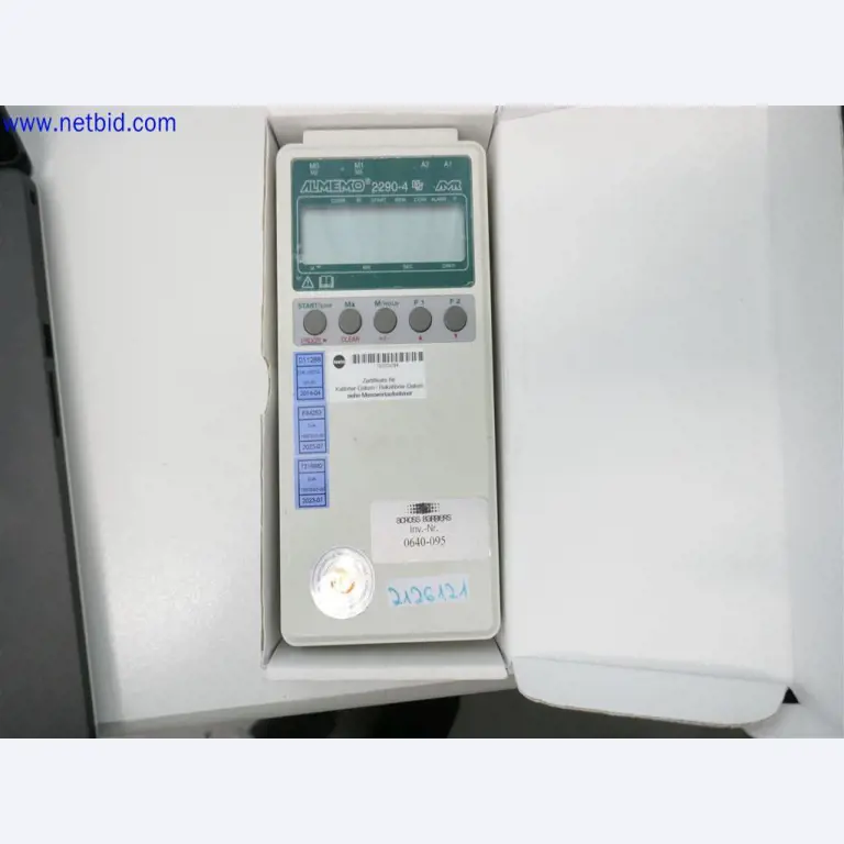 Gepflegte und umfangreiche Laborausstattung -1