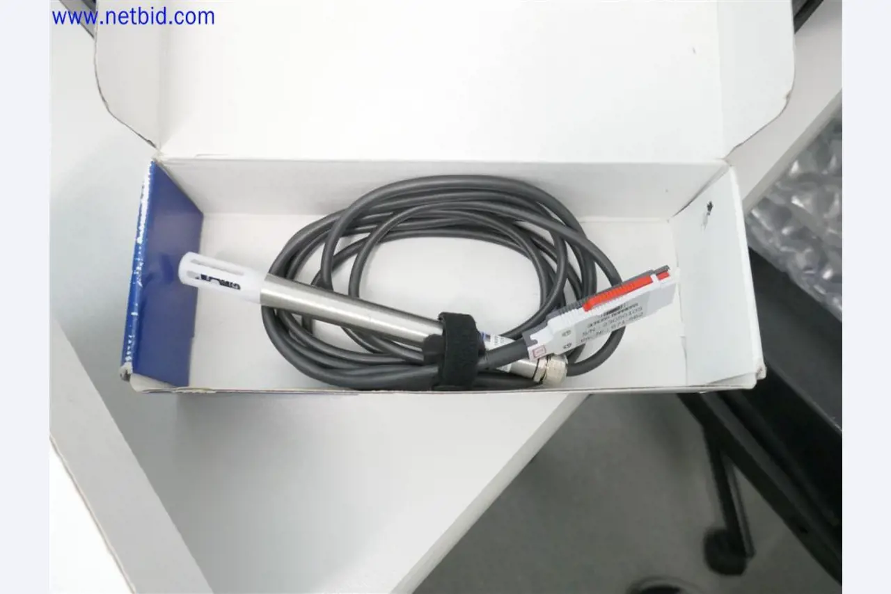 Gepflegte und umfangreiche Laborausstattung -2