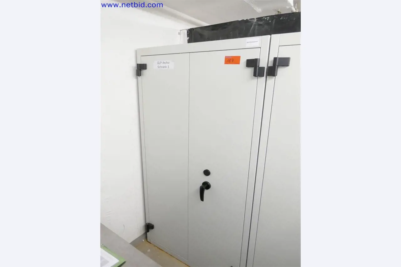 Dobře udržované a rozsáhlé laboratorní vybavení-1