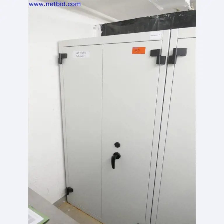 Dobře udržované a rozsáhlé laboratorní vybavení-1
