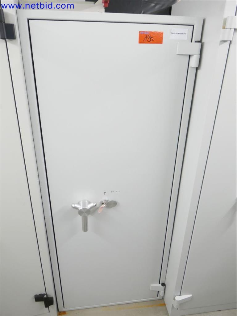 Gepflegte und umfangreiche Laborausstattung -1