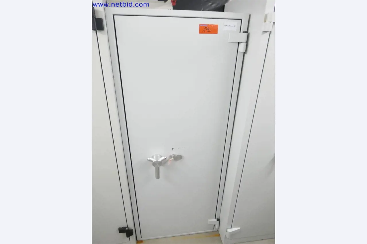 Equipos de laboratorio amplios y en buen estado-1