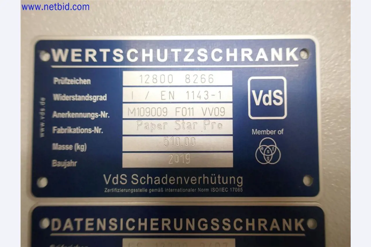 Equipos de laboratorio amplios y en buen estado-2