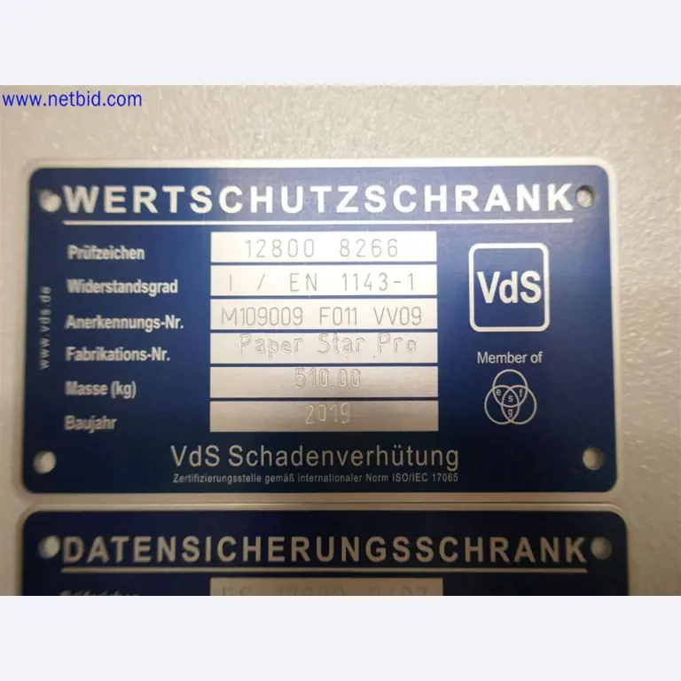 Equipos de laboratorio amplios y en buen estado-2