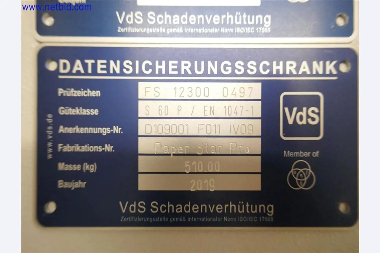 Equipos de laboratorio amplios y en buen estado-3