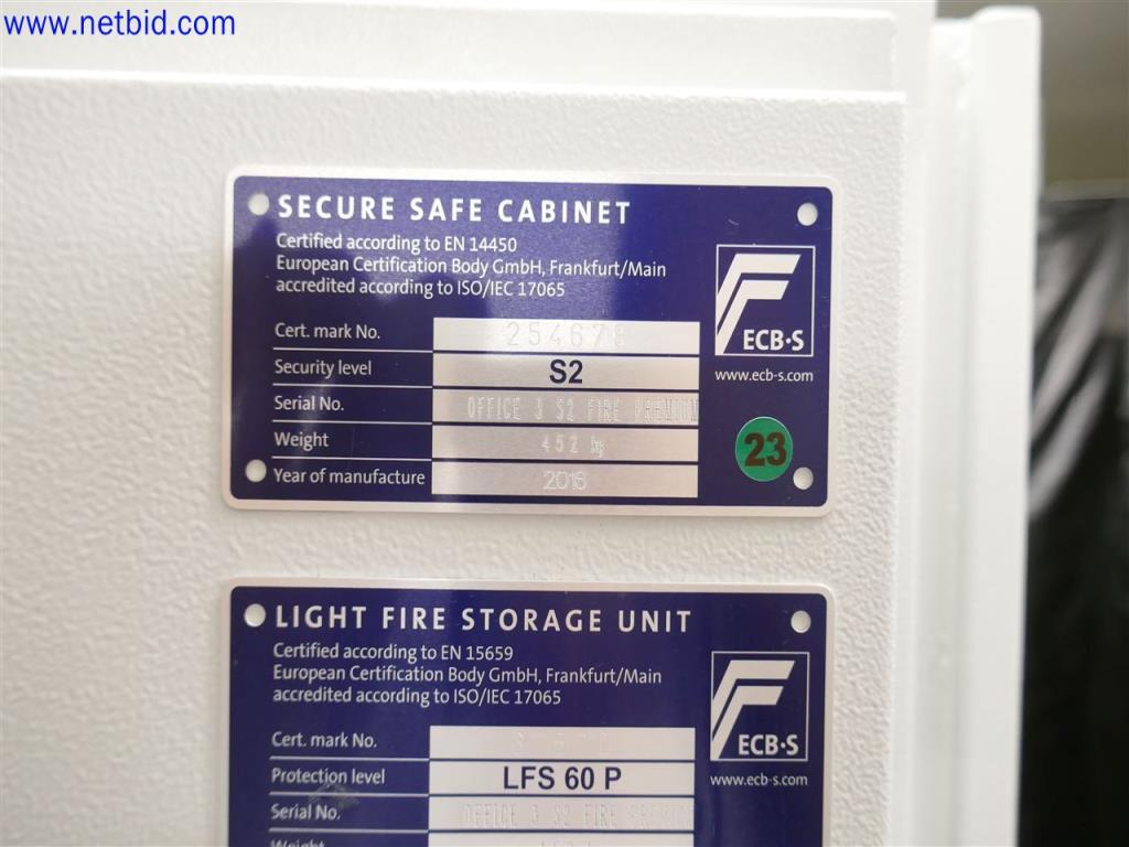 Gepflegte und umfangreiche Laborausstattung -1