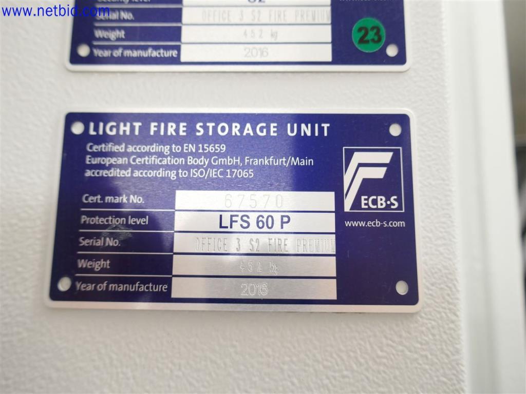 Gepflegte und umfangreiche Laborausstattung -2