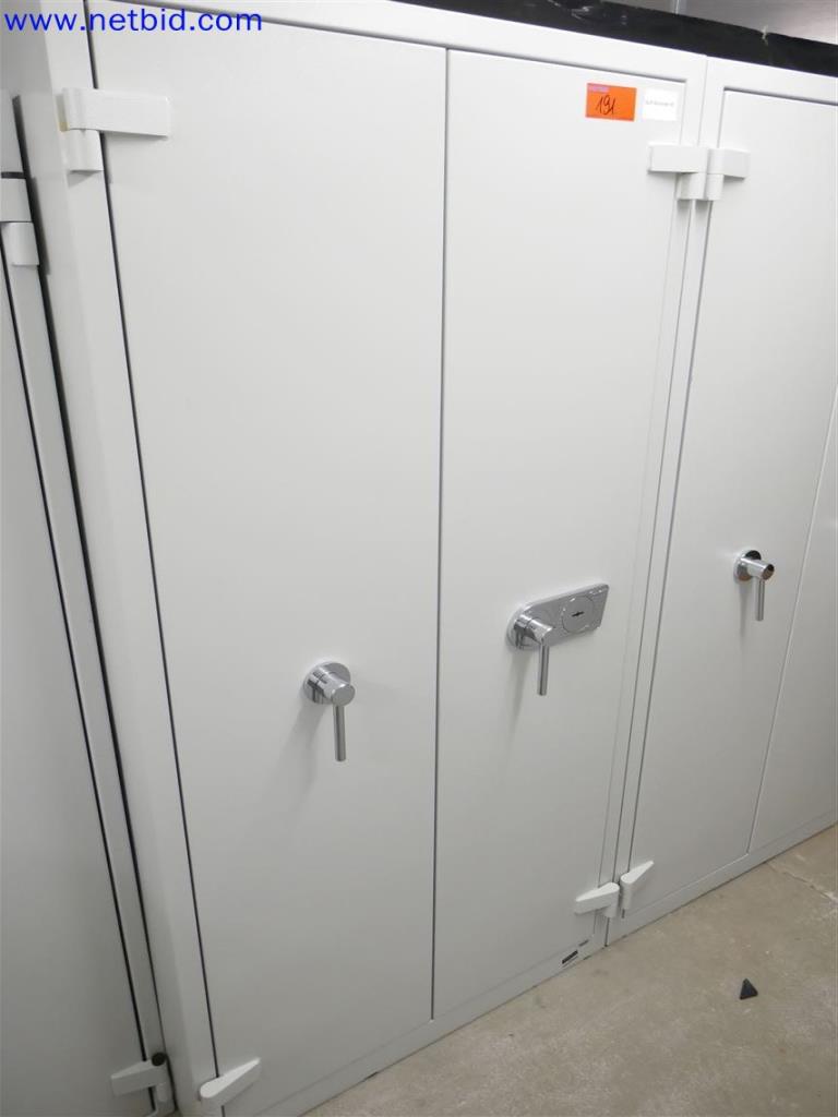 Gepflegte und umfangreiche Laborausstattung -3