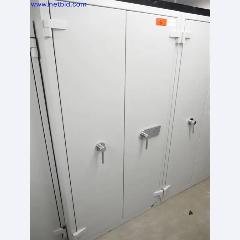 Dobře udržované a rozsáhlé laboratorní vybavení-3