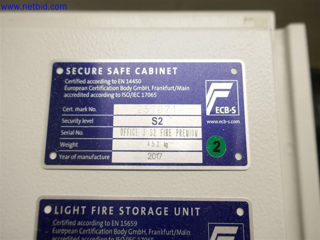 Dobře udržované a rozsáhlé laboratorní vybavení-1