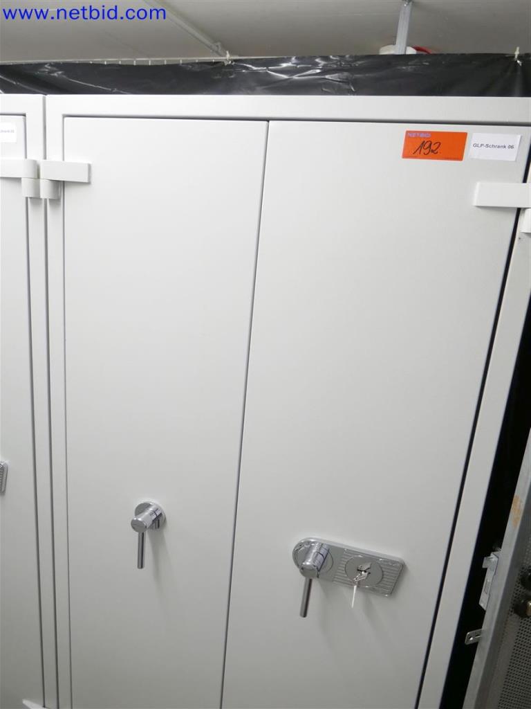 Dobře udržované a rozsáhlé laboratorní vybavení-2