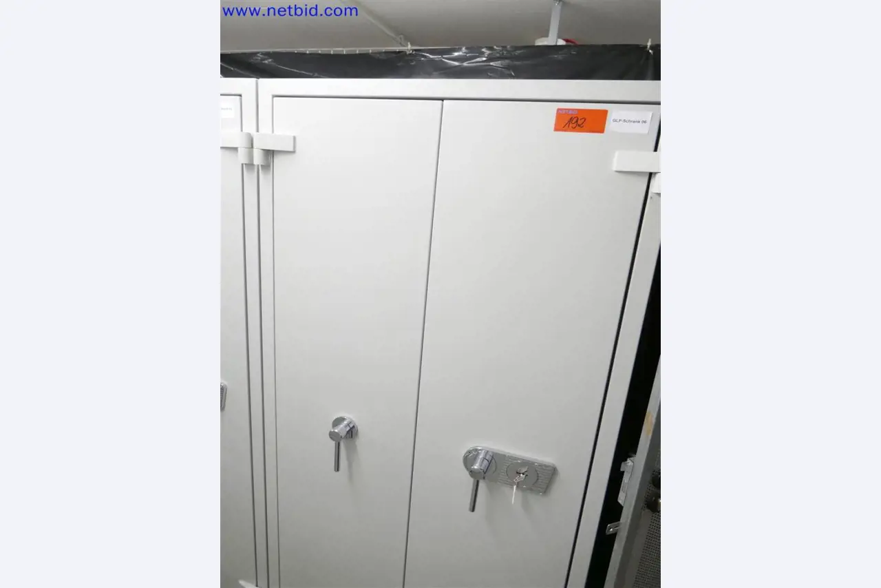 Dobře udržované a rozsáhlé laboratorní vybavení-2