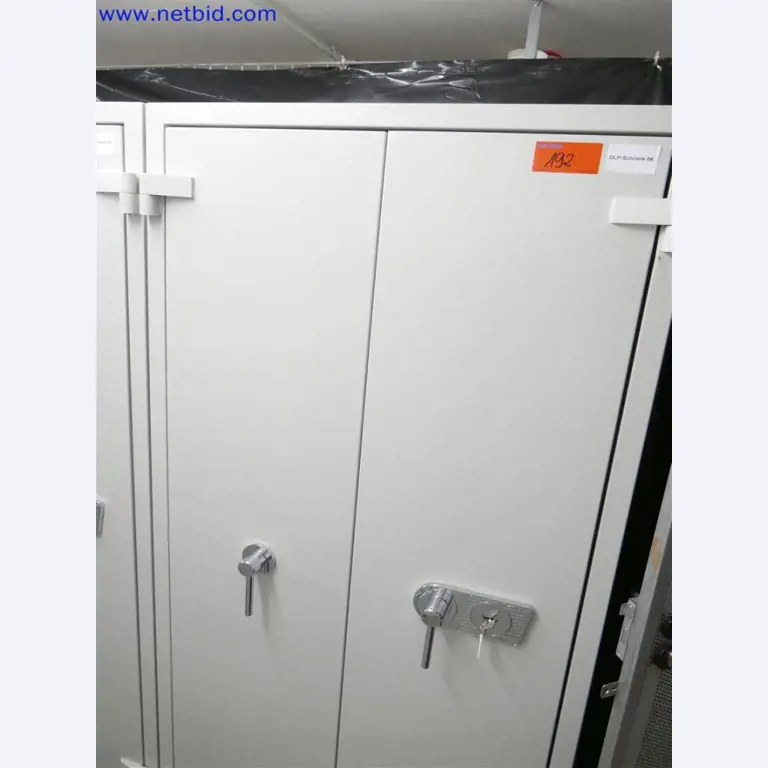 Dobře udržované a rozsáhlé laboratorní vybavení-2