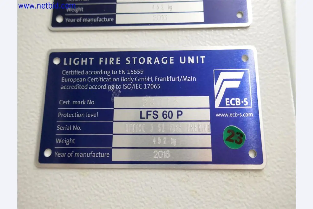 Dobře udržované a rozsáhlé laboratorní vybavení-1