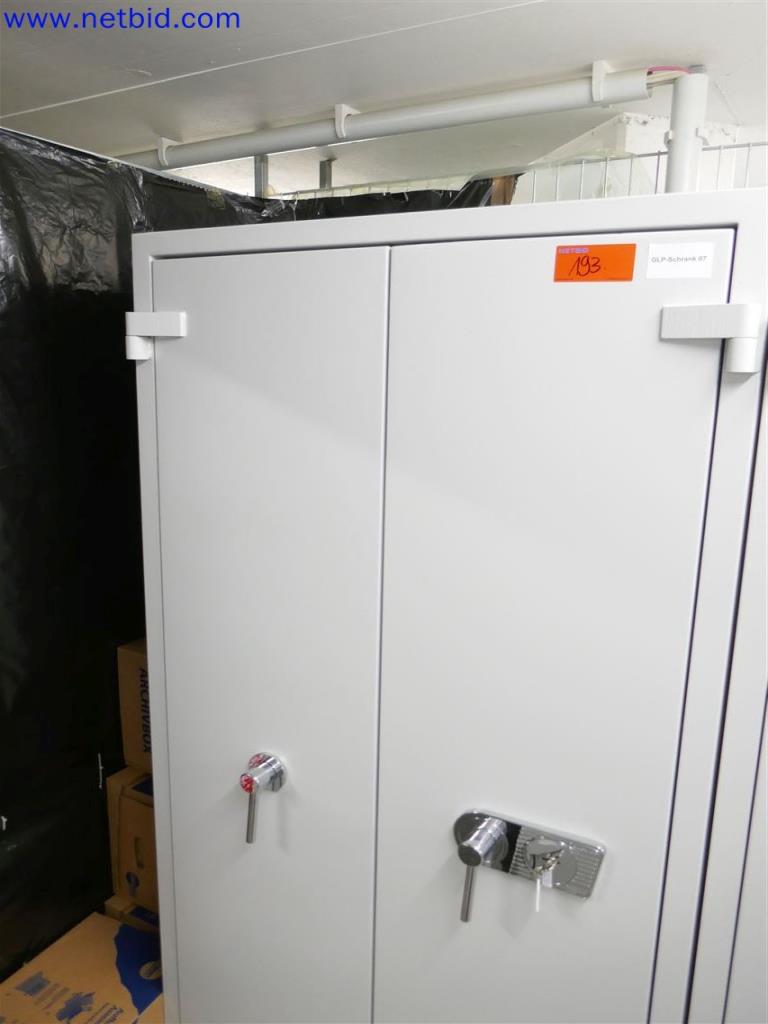 Dobře udržované a rozsáhlé laboratorní vybavení-2