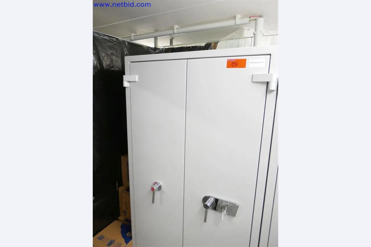 Dobře udržované a rozsáhlé laboratorní vybavení-2