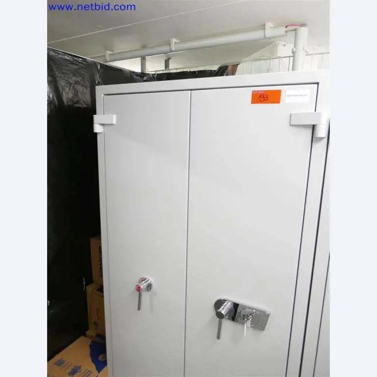 Dobře udržované a rozsáhlé laboratorní vybavení-2