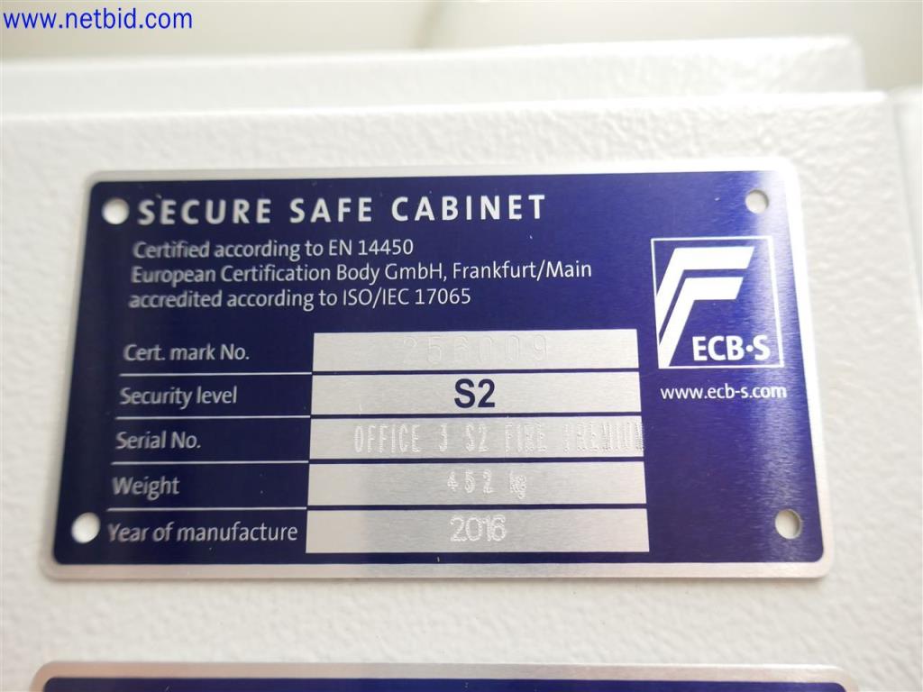 Dobře udržované a rozsáhlé laboratorní vybavení-3