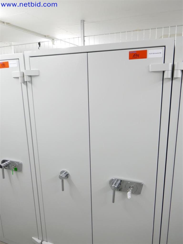 Dobře udržované a rozsáhlé laboratorní vybavení-1