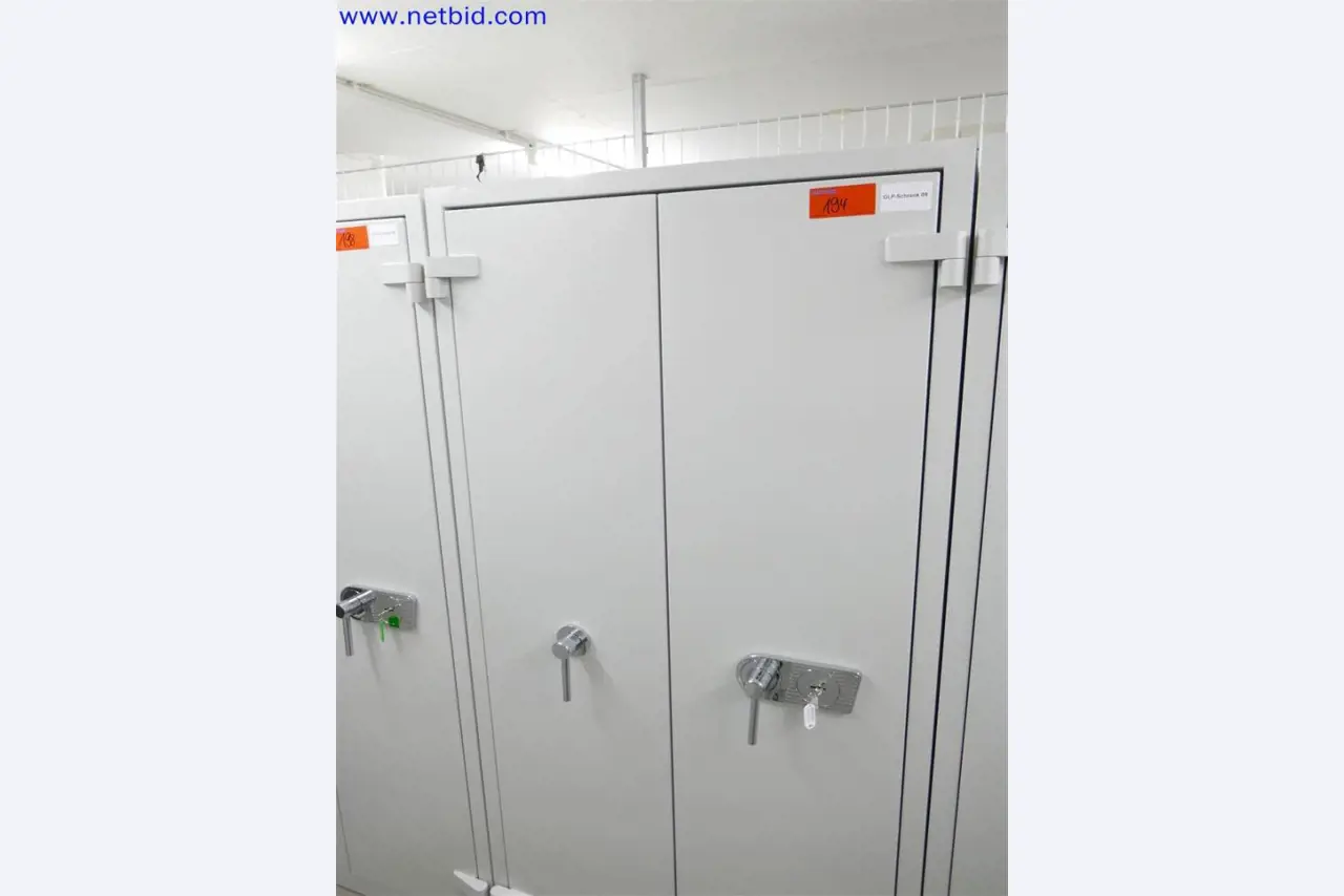 Dobře udržované a rozsáhlé laboratorní vybavení-1