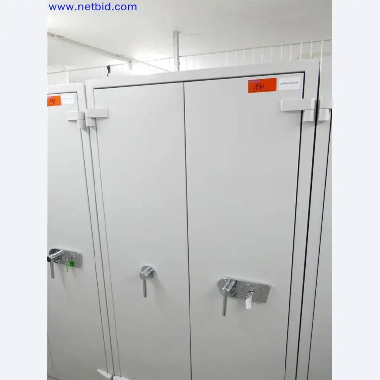 Dobře udržované a rozsáhlé laboratorní vybavení-1