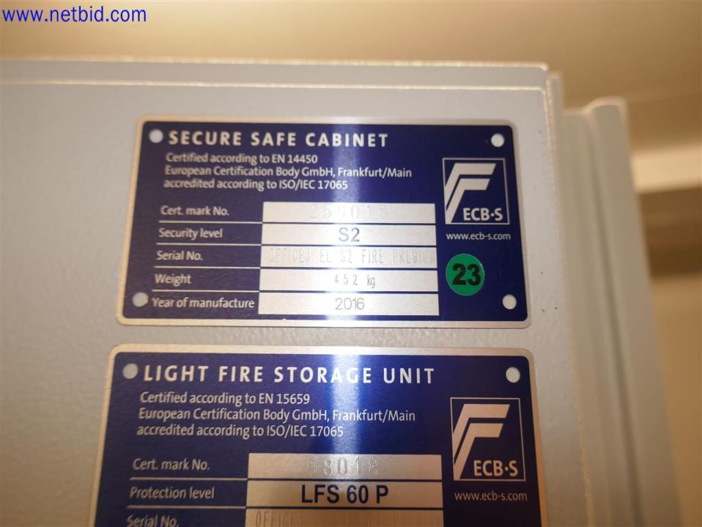 Equipos de laboratorio amplios y en buen estado-1