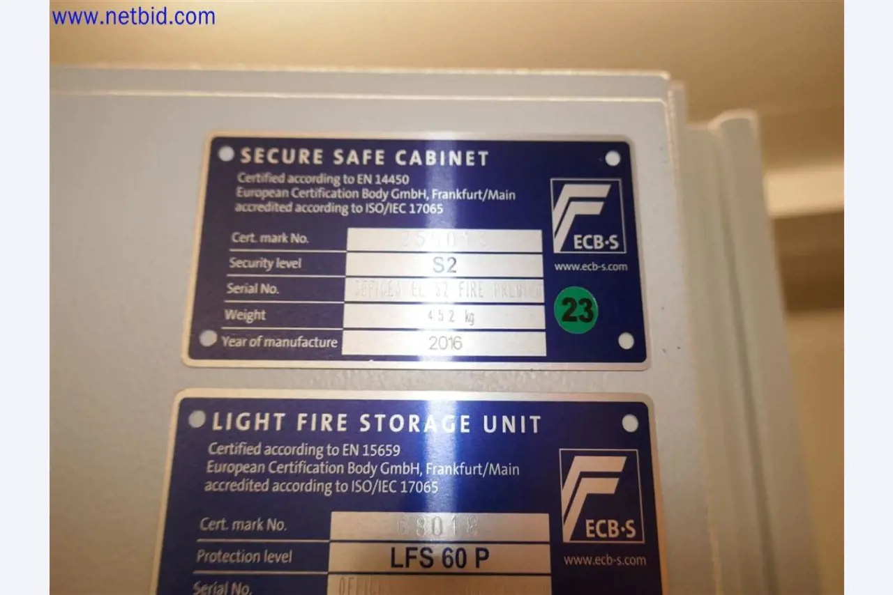 Gepflegte und umfangreiche Laborausstattung -1