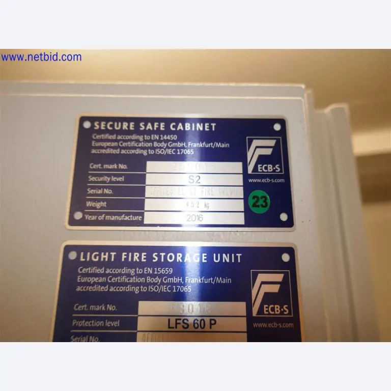 Gepflegte und umfangreiche Laborausstattung -1