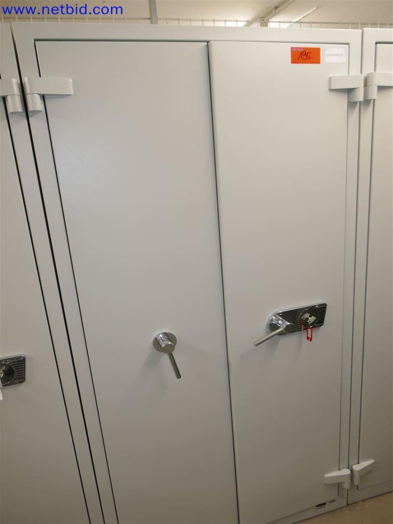 Equipos de laboratorio amplios y en buen estado-2