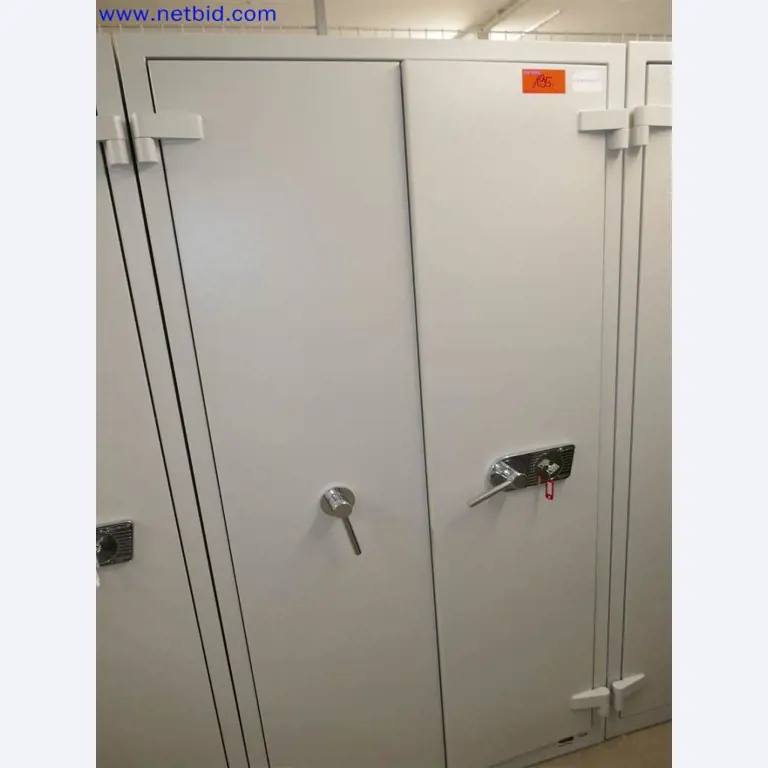 Gepflegte und umfangreiche Laborausstattung -2