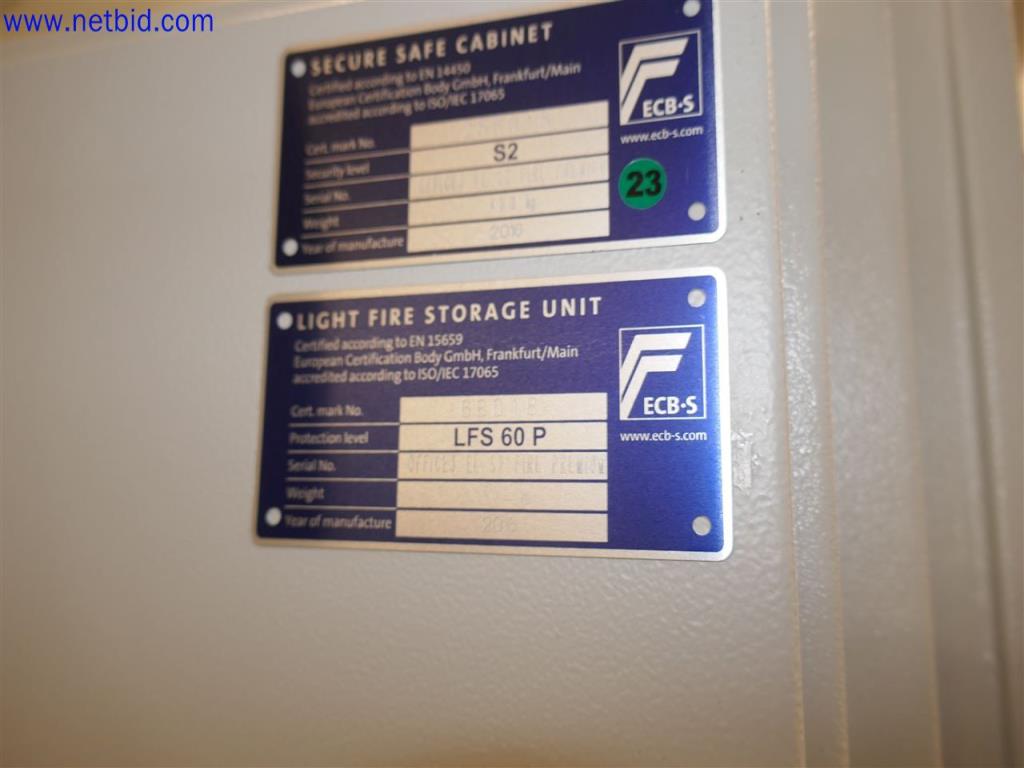 Equipos de laboratorio amplios y en buen estado-3