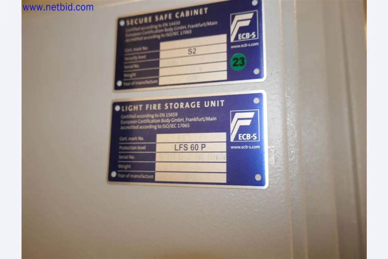 Gepflegte und umfangreiche Laborausstattung -3