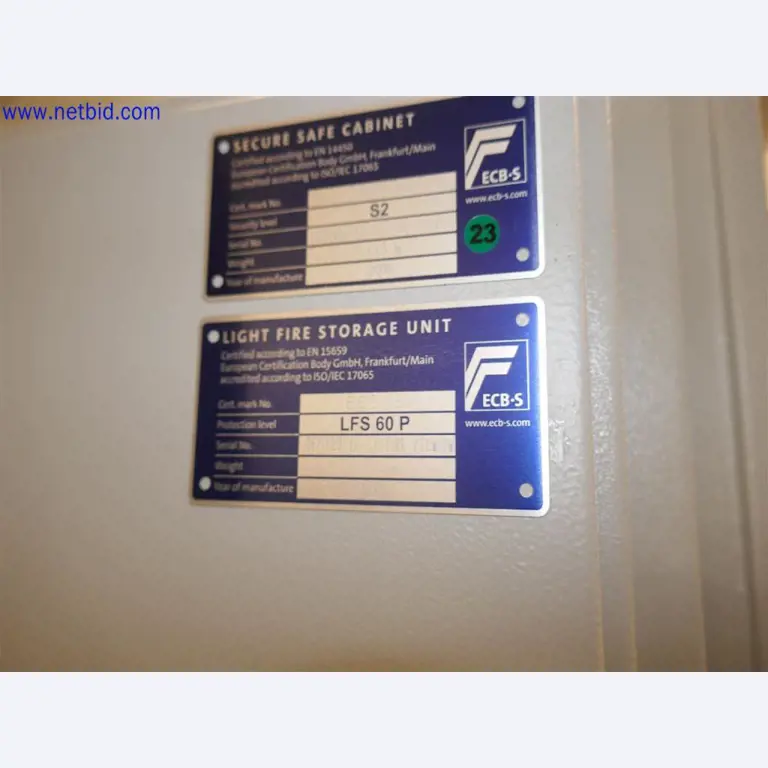 Gepflegte und umfangreiche Laborausstattung -3