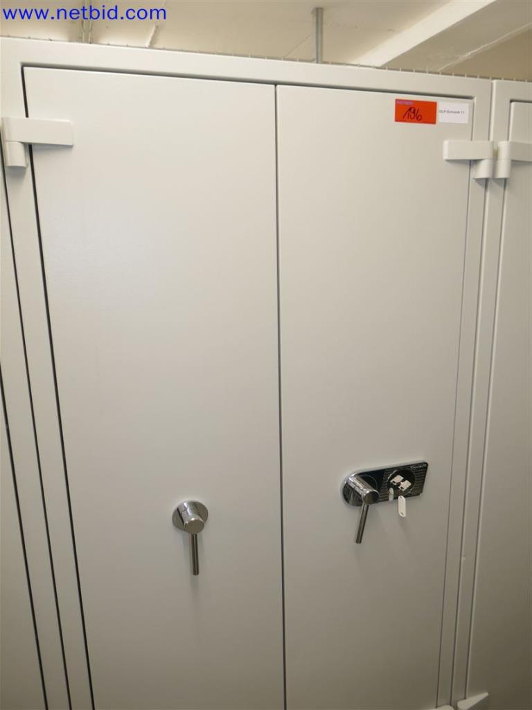 Gepflegte und umfangreiche Laborausstattung -1