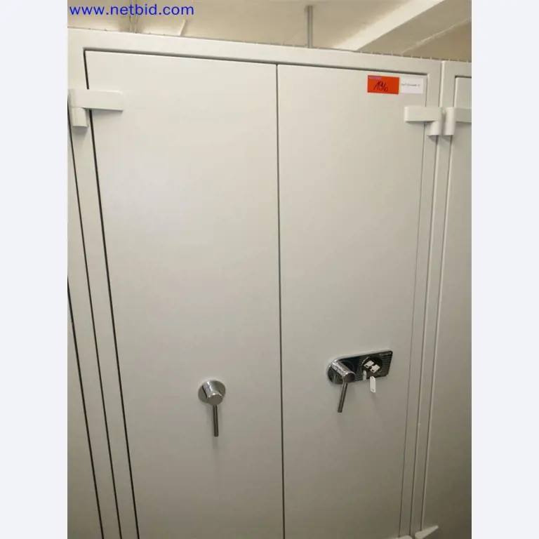 Dobře udržované a rozsáhlé laboratorní vybavení-1