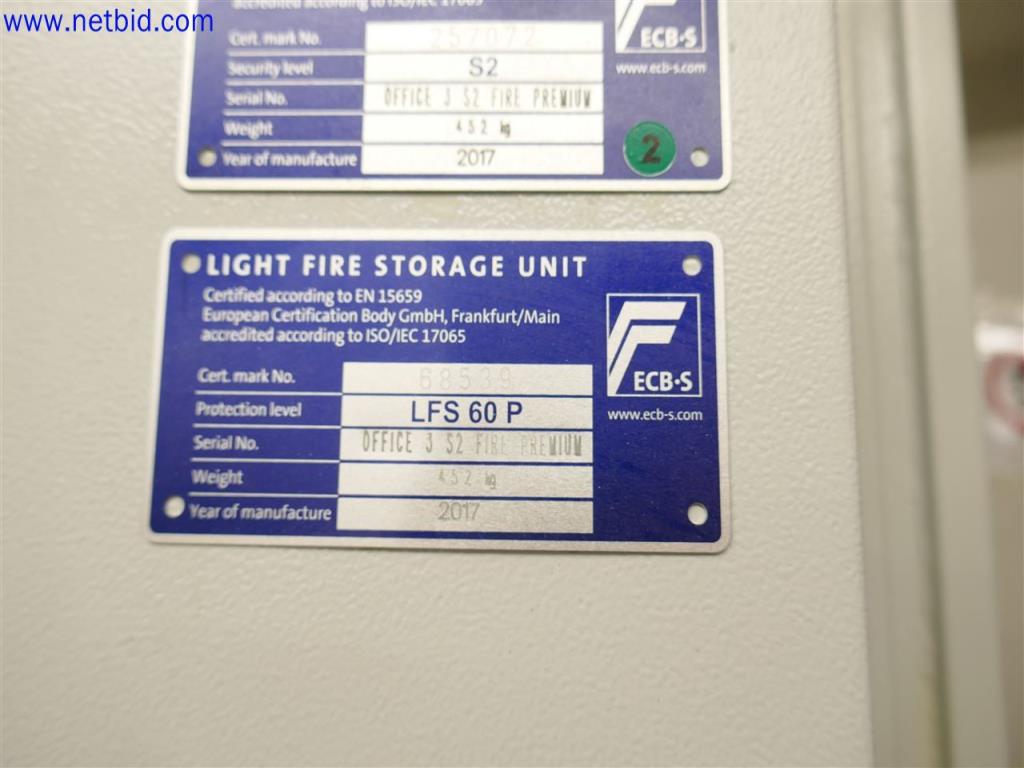 Gepflegte und umfangreiche Laborausstattung -3