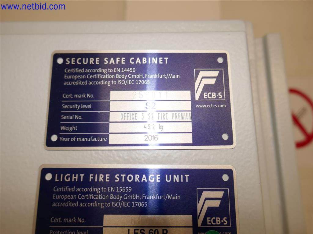 Equipos de laboratorio amplios y en buen estado-1