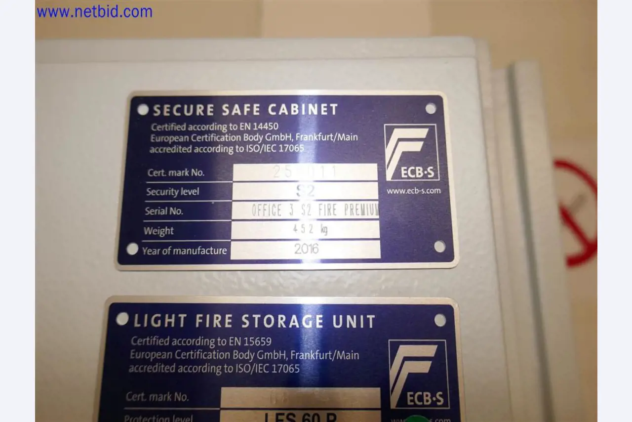 Equipos de laboratorio amplios y en buen estado-1