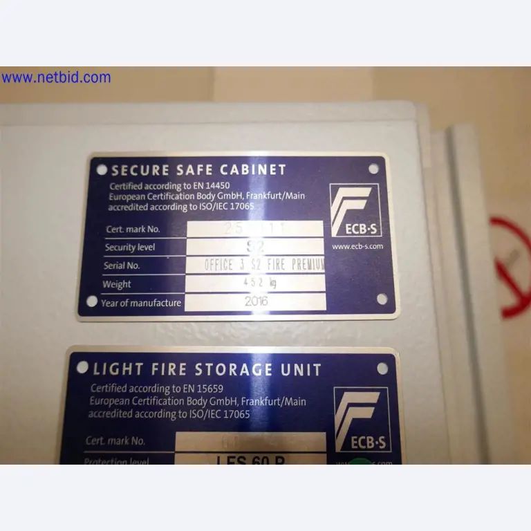 Equipos de laboratorio amplios y en buen estado-1