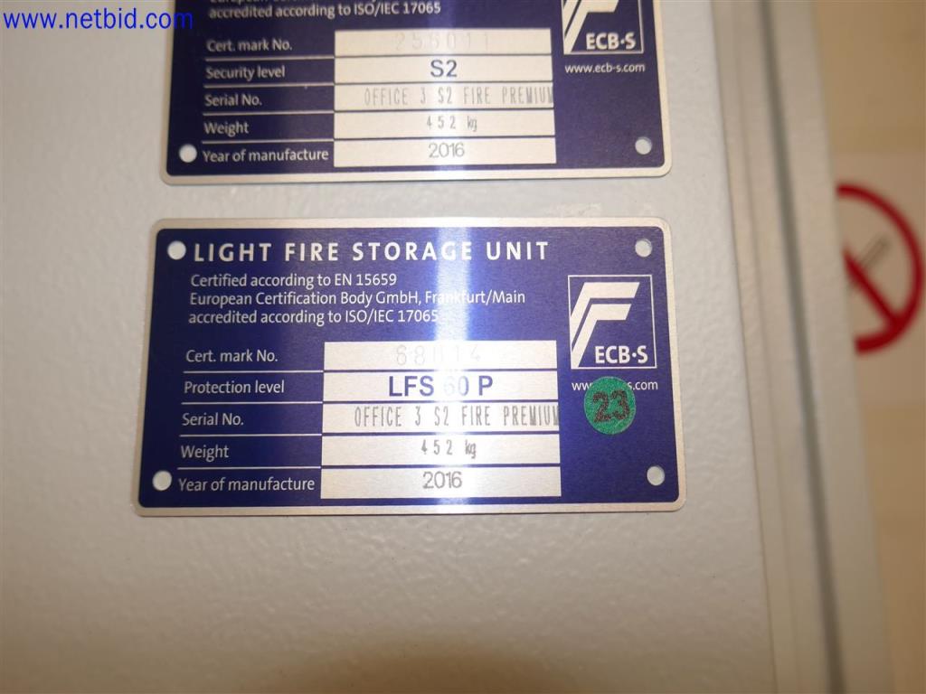 Equipos de laboratorio amplios y en buen estado-2