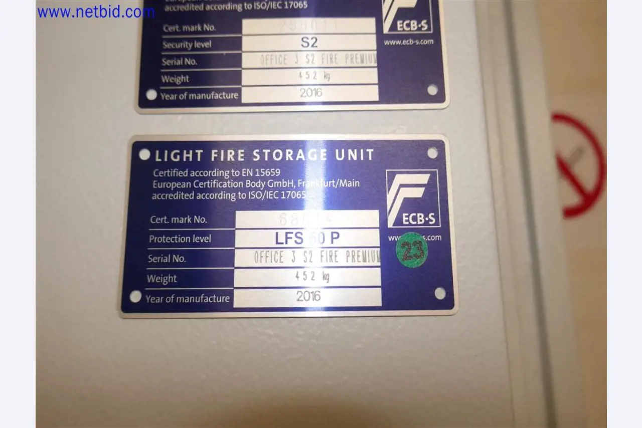 Equipos de laboratorio amplios y en buen estado-2