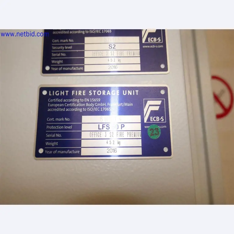 Equipos de laboratorio amplios y en buen estado-2