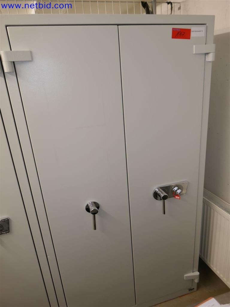 Equipos de laboratorio amplios y en buen estado-3