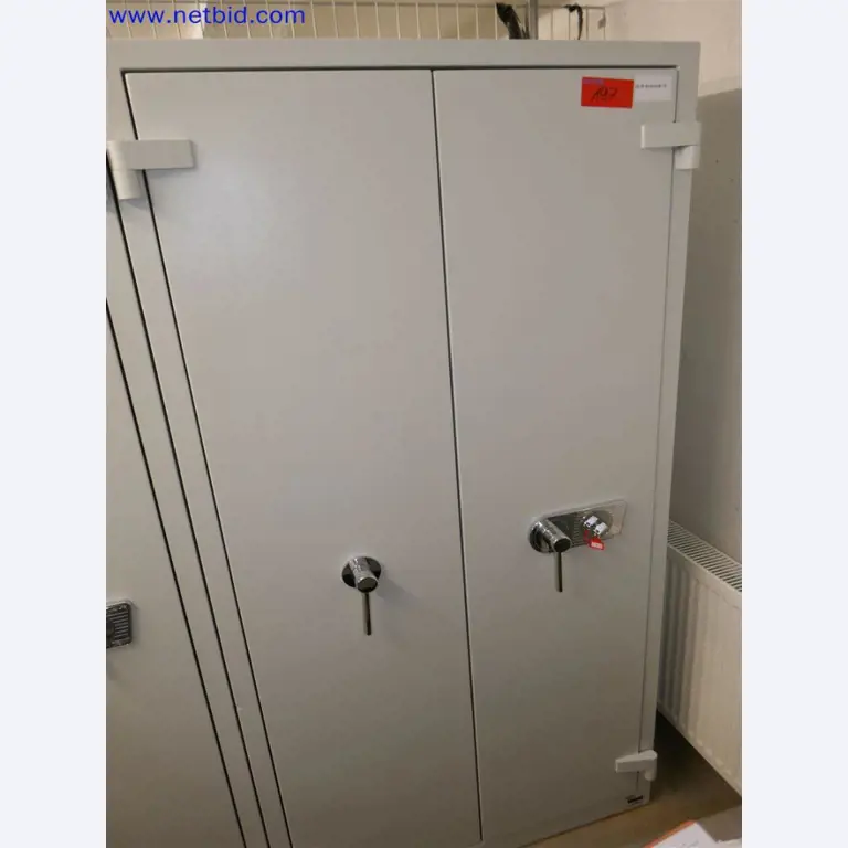 Equipos de laboratorio amplios y en buen estado-3