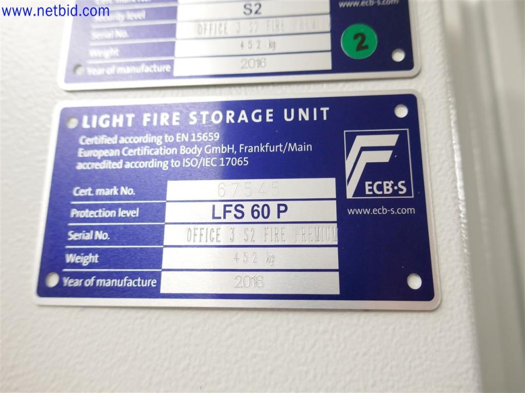 Equipos de laboratorio amplios y en buen estado-1