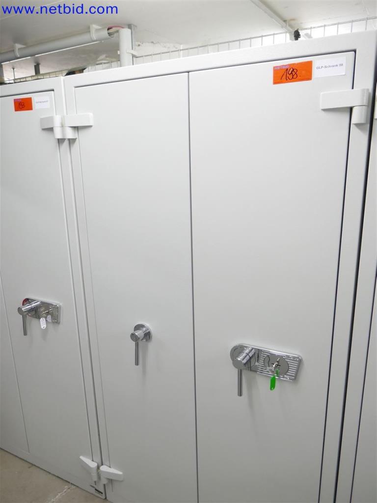 Equipos de laboratorio amplios y en buen estado-2