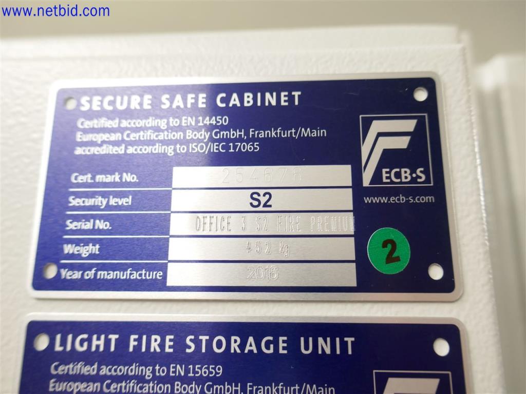 Equipos de laboratorio amplios y en buen estado-3