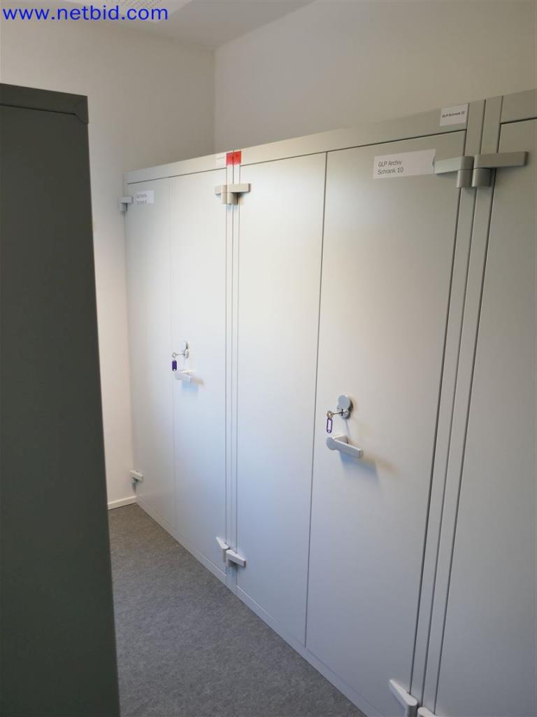 Equipamento de laboratório extenso e bem conservado-1