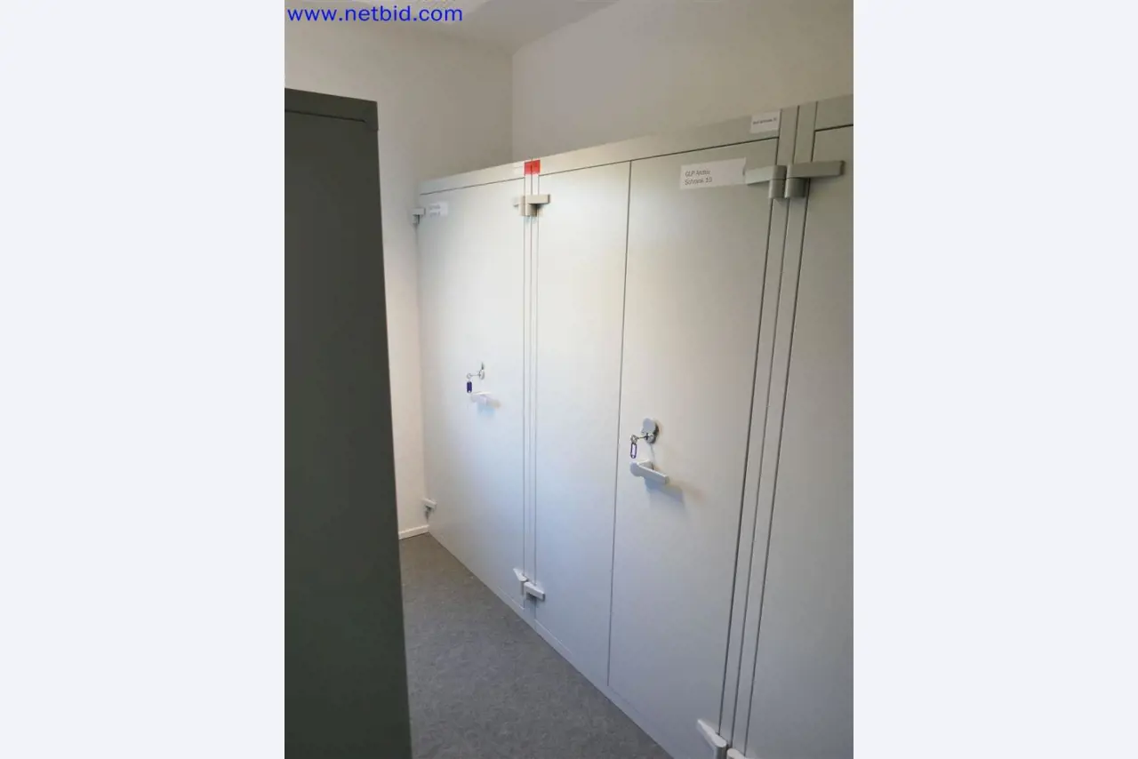 Gepflegte und umfangreiche Laborausstattung -1